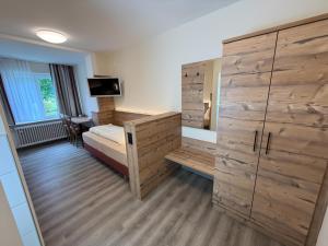 a room with a bed and a desk and a tv at Landgasthof Jägerstübchen in Neustadt an der Weinstraße