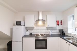 Køkken eller tekøkken på Modern 2BR Family Retreat Perfect Christmas Stay