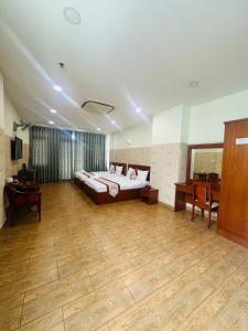 Postel nebo postele na pokoji v ubytování Dũng India Hotel