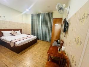 Postel nebo postele na pokoji v ubytování Dũng India Hotel