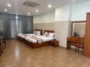 Postel nebo postele na pokoji v ubytování Dũng India Hotel