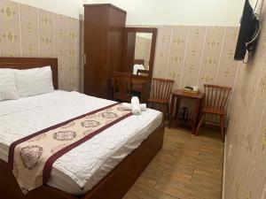 Postel nebo postele na pokoji v ubytování Dũng India Hotel