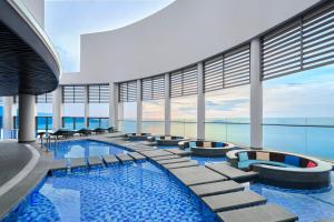 The swimming pool at or close to Four Points by Sheraton Danang