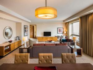 TV a/nebo společenská místnost v ubytování Swissôtel Al Ghurair Dubai - Deira & Creek