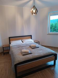 En eller flere senge i et værelse på Apartament pod Groniem