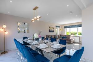 Khu vực ghế ngồi tại Luxe Escape with Hot Tub, Games Room and 10 min to Sea