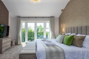 Giường trong phòng chung tại Luxe Escape with Hot Tub, Games Room and 10 min to Sea