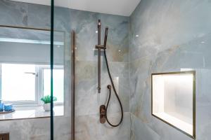 Phòng tắm tại Luxe Escape with Hot Tub, Games Room and 10 min to Sea +63 ảnh