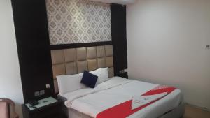 a bedroom with a bed with a black and white headboard at Hotel Namaste Inn in Hyderabad