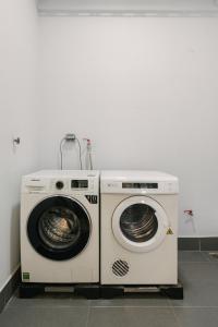 Deux lave-linge sont assis l'un à côté de l'autre dans l'établissement Hi-Home Suites - Ngoai Giao Doan at West Lake Starlake, à Hanoï 15 autres photos