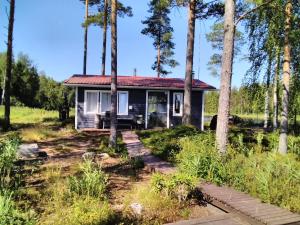 una pequeña casa en el bosque con árboles en Mustajärvi, en Konnevesi