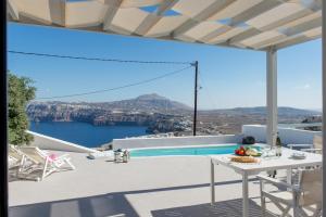 Rõdu või terrass majutusasutuses Aura Marina Apartments Santorini