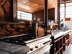 una cocina con estufa y encimera en Sima Kade Bush Retreat, en Hekpoort 89 fotos más