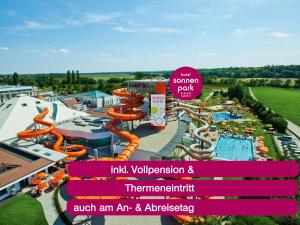 路茨曼贝格Hotel Sonnenpark & Therme included - auch am An- & Abreisetag!的水上公园的空中景观,设有滑梯