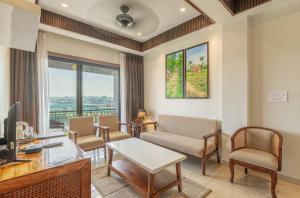 Rāja MāyangMystique Mayong Resort的客厅里有沙发、椅子和电视