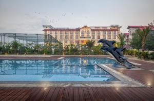 Rāja MāyangMystique Mayong Resort的酒店楼前有游泳池