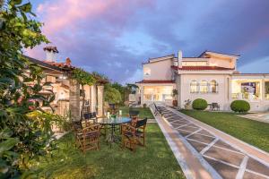Κήπος έξω από το Renko Royal Villa, A Majestic Villa on the Athenian Riviera