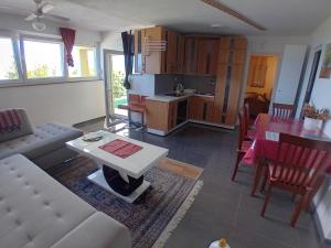 D,apartman' ulica pušća 51, 51513 Omišalj的厨房或小厨房