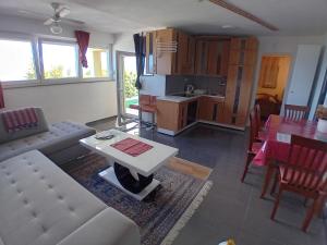 D,apartman' ulica pušća 51, 51513 Omišalj的休息区