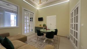ein Wohnzimmer mit Sofa und Tisch in der Unterkunft Tropea Vicoli Storici Adesi in Tropea