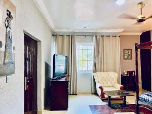 TV o dispositivi per l'intrattenimento presso Coconut Pointe Villa & Beach Resort