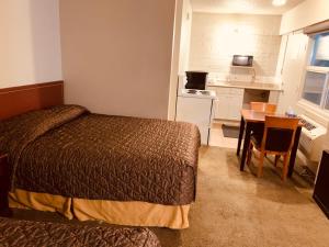 Postel nebo postele na pokoji v ubytování Red Carpet Inn & Suites