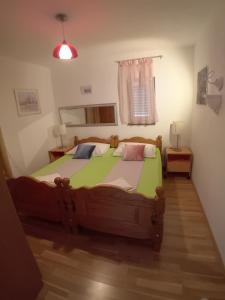 D,apartman' ulica pušća 51, 51513 Omišalj客房内的一张或多张床位