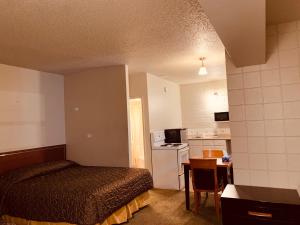 Postel nebo postele na pokoji v ubytování Red Carpet Inn & Suites