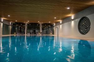 Bazén v ubytování Hotel S-PORT Véska nebo v jeho okolí