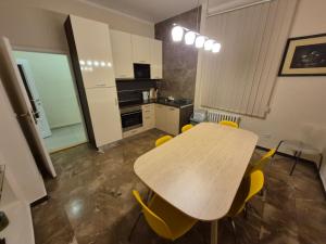 een keuken met een houten tafel en gele stoelen bij Authentic Belgrade Centre Apartment #5, Four bedrooms, One Full Bathroom, One Toilet in Belgrado +4 foto's