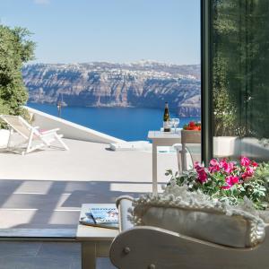 uma sala de estar com vista para a água em Aura Marina Apartments Santorini em Akrotírion
