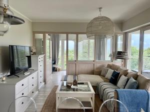 TV a/nebo společenská místnost v ubytování Biały Apartament Hampton w Playa Baltis