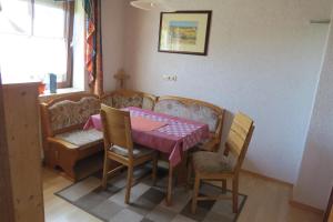 a dining room with a table and chairs and a window at Uller`s Ferienwohnung im Usseltal in Daiting