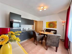 Kuchyň nebo kuchyňský kout v ubytování Ferienanlage "Uns Wiek Hus" Ferienwohnung 1