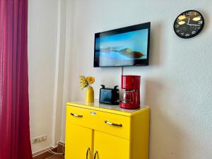 TV a/nebo společenská místnost v ubytování Ferienanlage "Uns Wiek Hus" Ferienwohnung 1