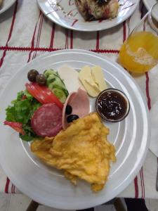 Makanan di atau berdekatan hotel
