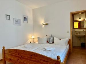 Postel nebo postele na pokoji v ubytování Ferienanlage "Uns Wiek Hus" Ferienwohnung 1