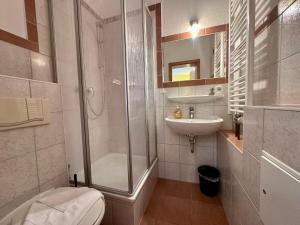 Koupelna v ubytování Ferienanlage "Uns Wiek Hus" Ferienwohnung 1 + 39 fotografií