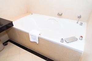 Ein Badezimmer in der Unterkunft Intimate Hotel Pattaya - SHA Extra Plus