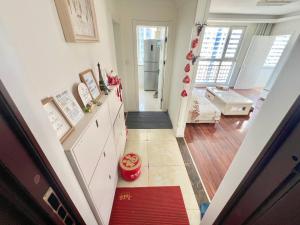 Muju Qingdao Twin Family Room Near Metro Line 3 Near May Fourth Square MixC客房内的一张或多张床位