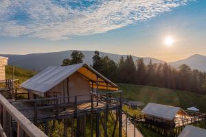 una cabina con vista sulle montagne di Bukovel Glamping a Bukovel