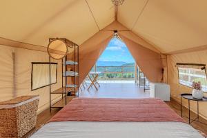 una tenda con letto e vista di Bukovel Glamping a Bukovel