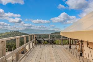 Vista generica sulle montagne o vista sulle montagne dall'interno di questo campeggio di lusso