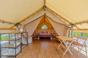 tenda con tavolo e sedie di Bukovel Glamping a Bukovel Altre 37 foto
