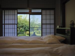 Postel nebo postele na pokoji v ubytování 佐渡古民家ステイ さどまり 大和の家