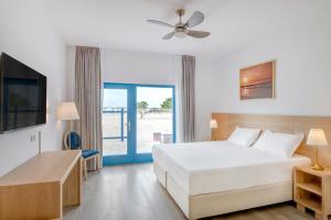 ein Schlafzimmer mit Bett und Blick auf den Strand in der Unterkunft Gura Portitei Resort in Jurilovca + 95 Fotos