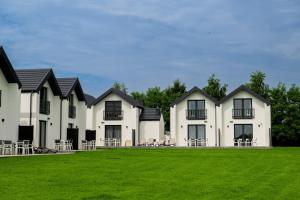 a row of houses with grass in the foreground at Słoneczna Zatoka in Władysławowo