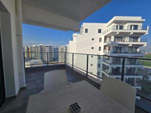 Balkón nebo terasa v ubytování Pool View One-Bedroom Apartment at Caesar Resort Complex