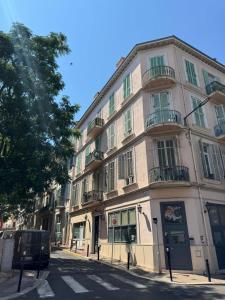 El edificio en el que está el departamento