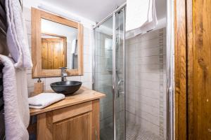 un bagno con lavandino e doccia in vetro di Chalet Vithos - Luxe, ski aux pieds a Les Bruyères Altre 19 foto